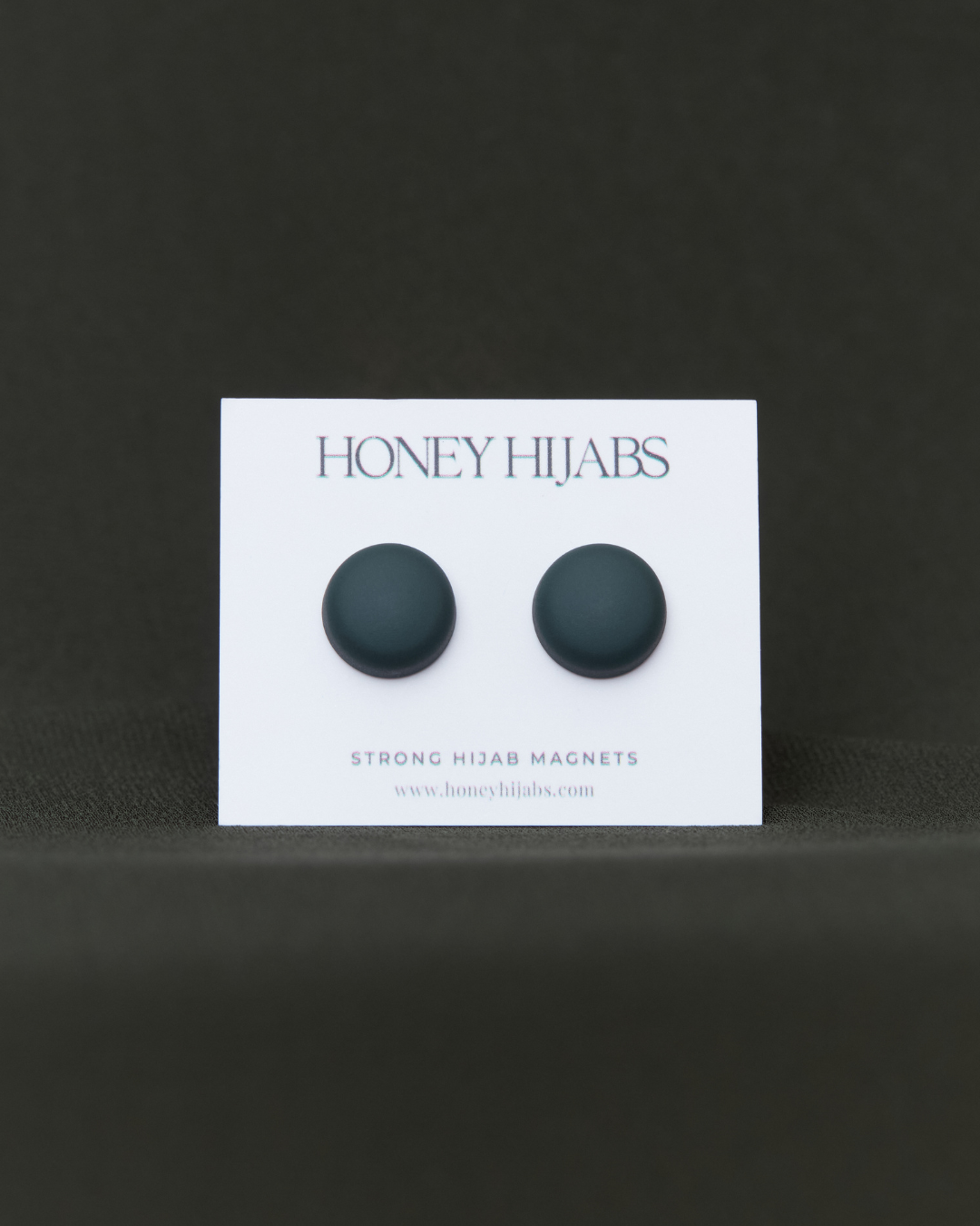 Stay fashionably secure with our hijab magnets that perfect your look. 🤎